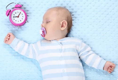 Bébé et le changement d’heure : la kinésiologie en soutien